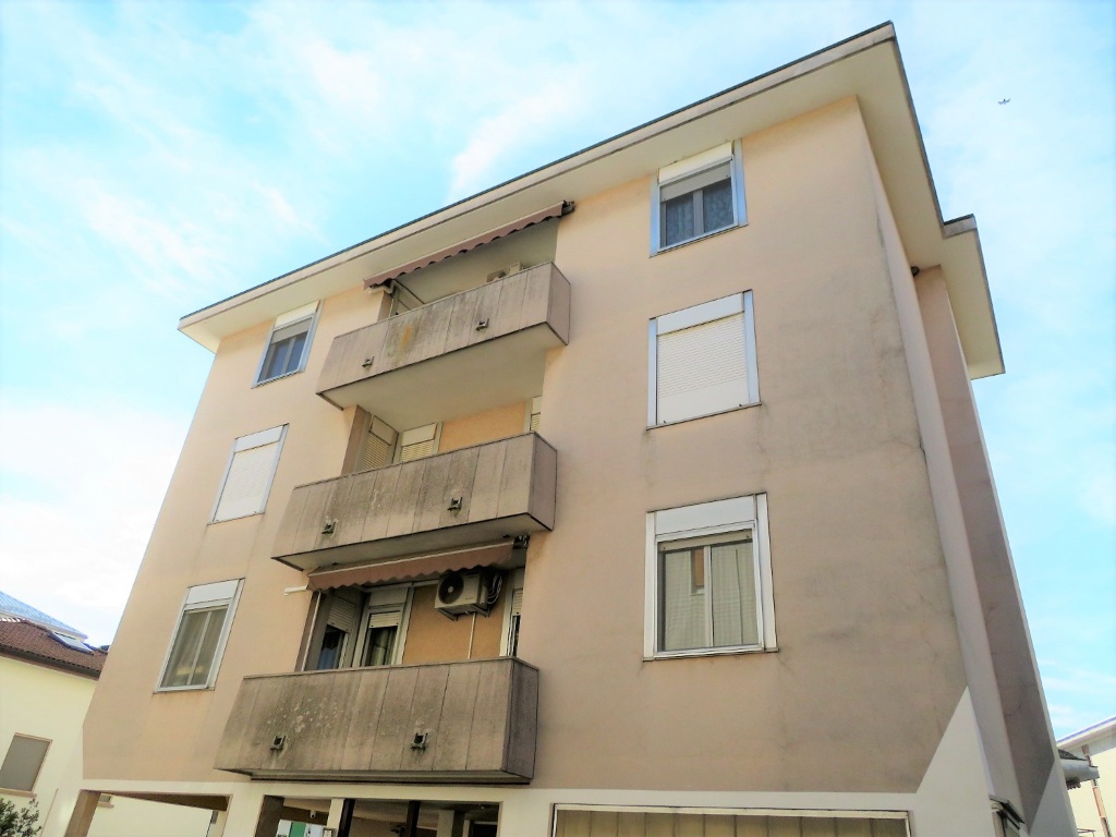 Quadrilocale a Novara, 2 bagni, con box, 130 m², 1° piano, 2 balconi