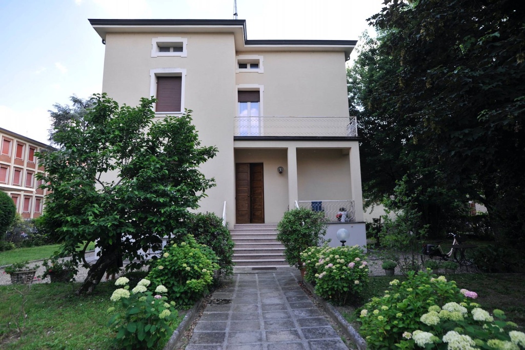 Villa singola in Via XXV Aprile, Fidenza, 8 locali, 3 bagni, con box