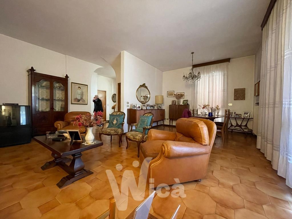 Casa indipendente a Cesena, 5 locali, 3 bagni, con box, 200 m²