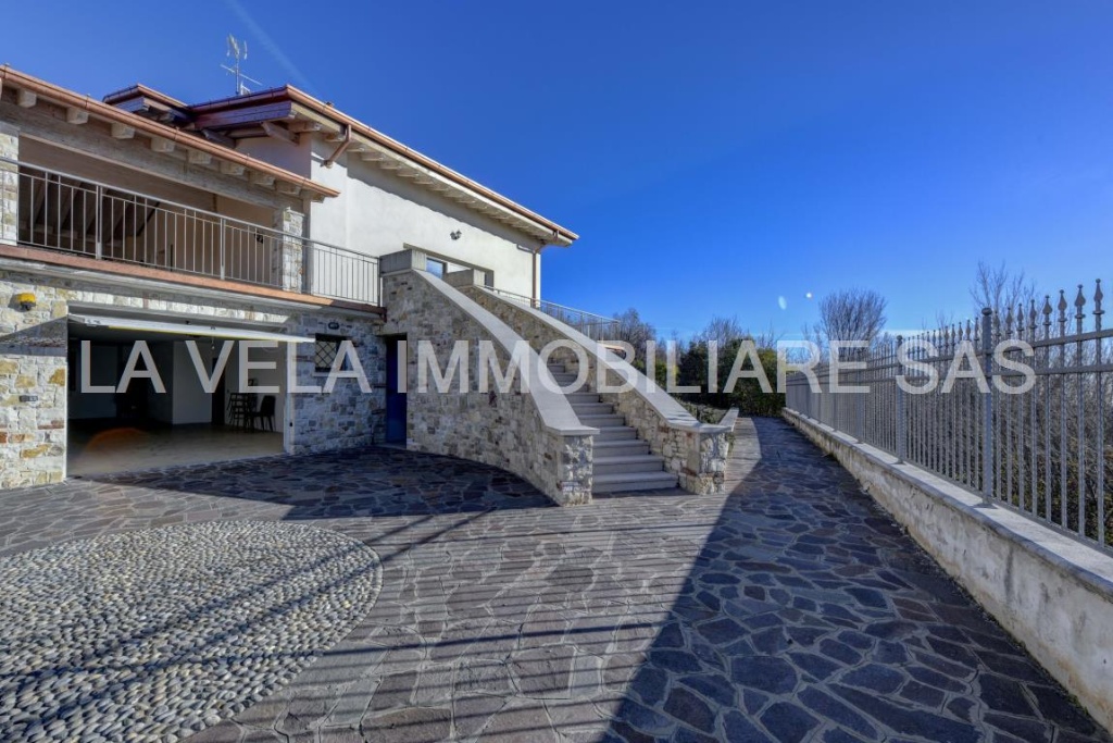 Villa a Serle, 5 locali, 3 bagni, con box, 300 m², multilivello
