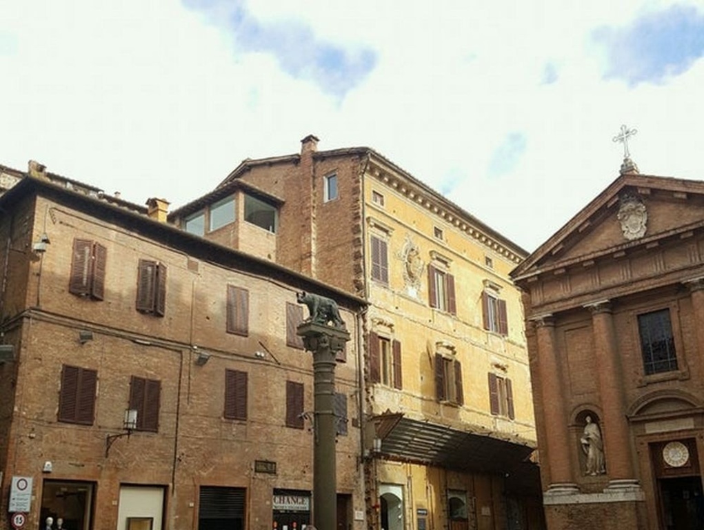 Appartamento in Piazza Tolomei, Siena, 7 locali, 2 bagni, posto auto