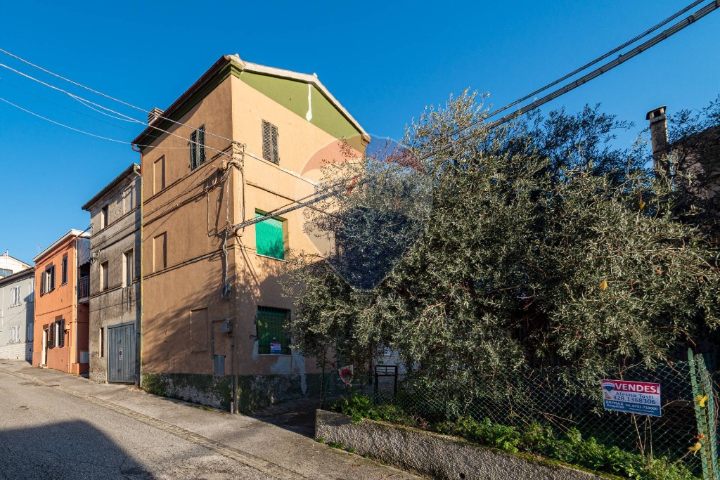 Casa semindipendente in Via Moreschi, Santa Maria Nuova, 4 locali