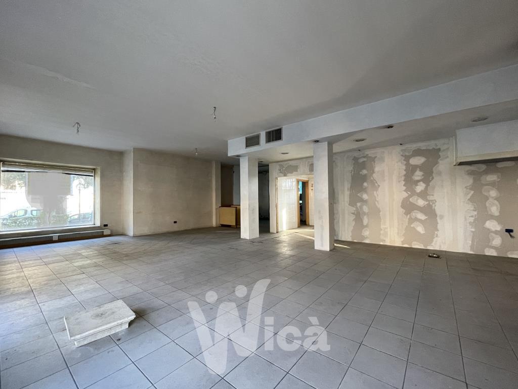 Appartamento a Cesena, 5 locali, 2 bagni, con box, 173 m² in vendita