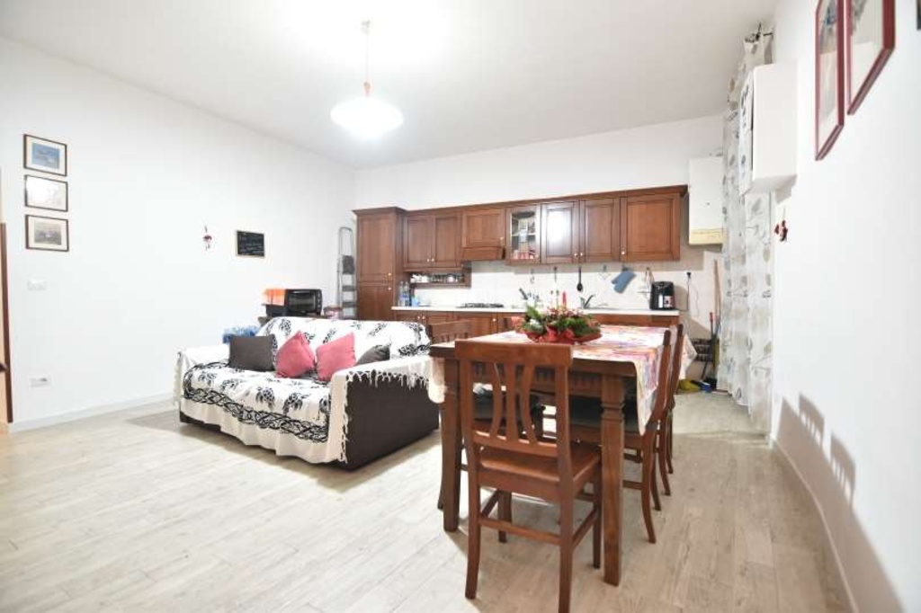 Appartamento a Viterbo, 6 locali, 2 bagni, 135 m², 1° piano in vendita