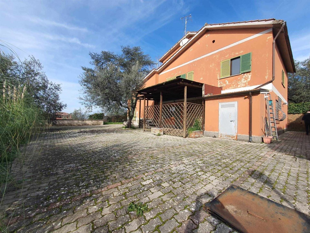 Villa a Vetralla, 8 locali, 3 bagni, giardino privato, 270 m²