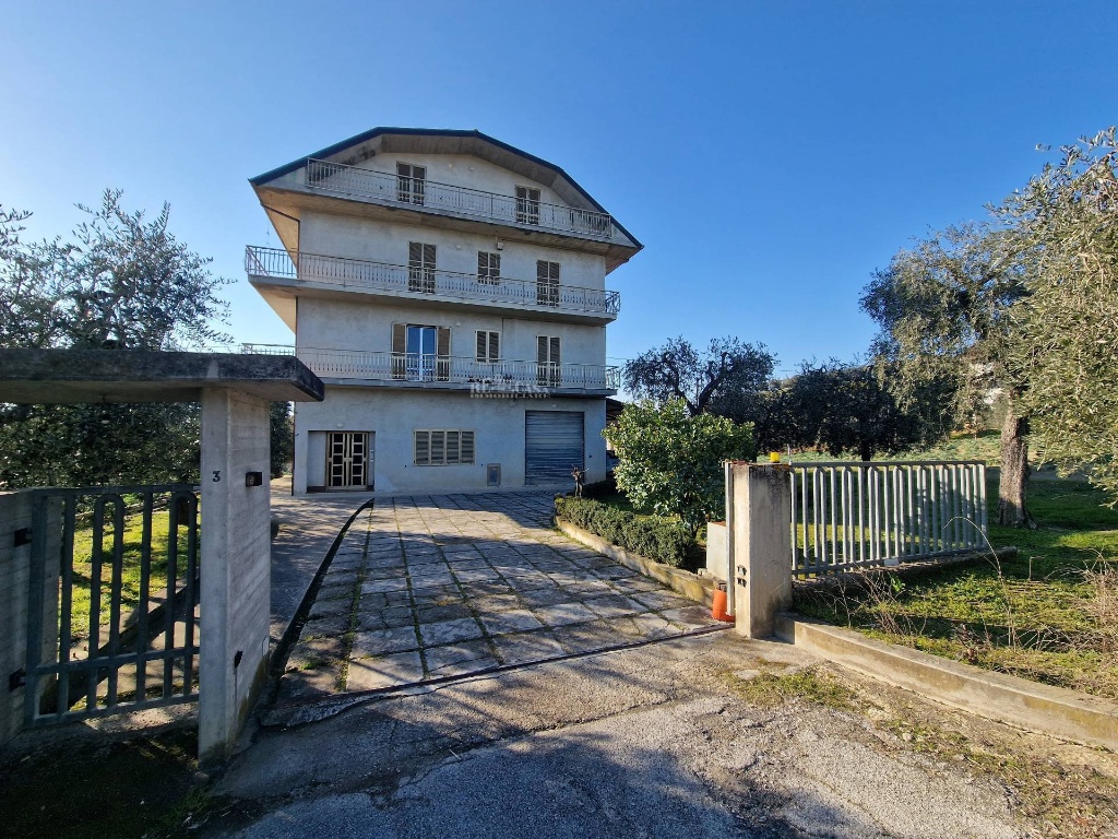 Appartamento in Contrada Sant'Egidio, Monsampolo del Tronto, 8 locali