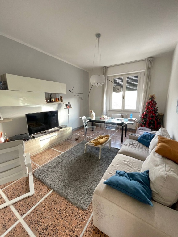 Appartamento a Pisa, 5 locali, 1 bagno, 120 m², 2° piano, buono stato