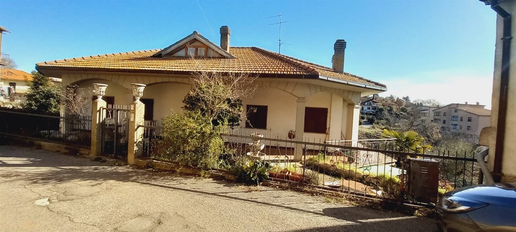 Villa a Montefiascone, 8 locali, 4 bagni, giardino privato, 270 m²