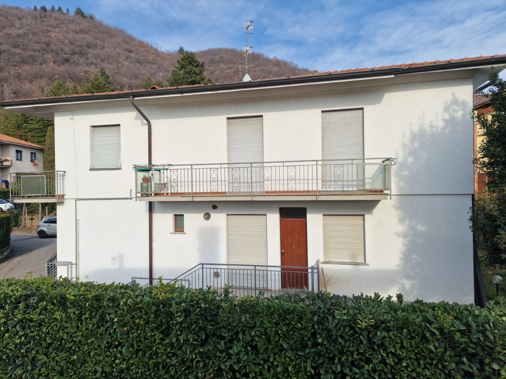 Villetta bifamiliare in Via Stefano Ticozzi 19, Como, 11 locali