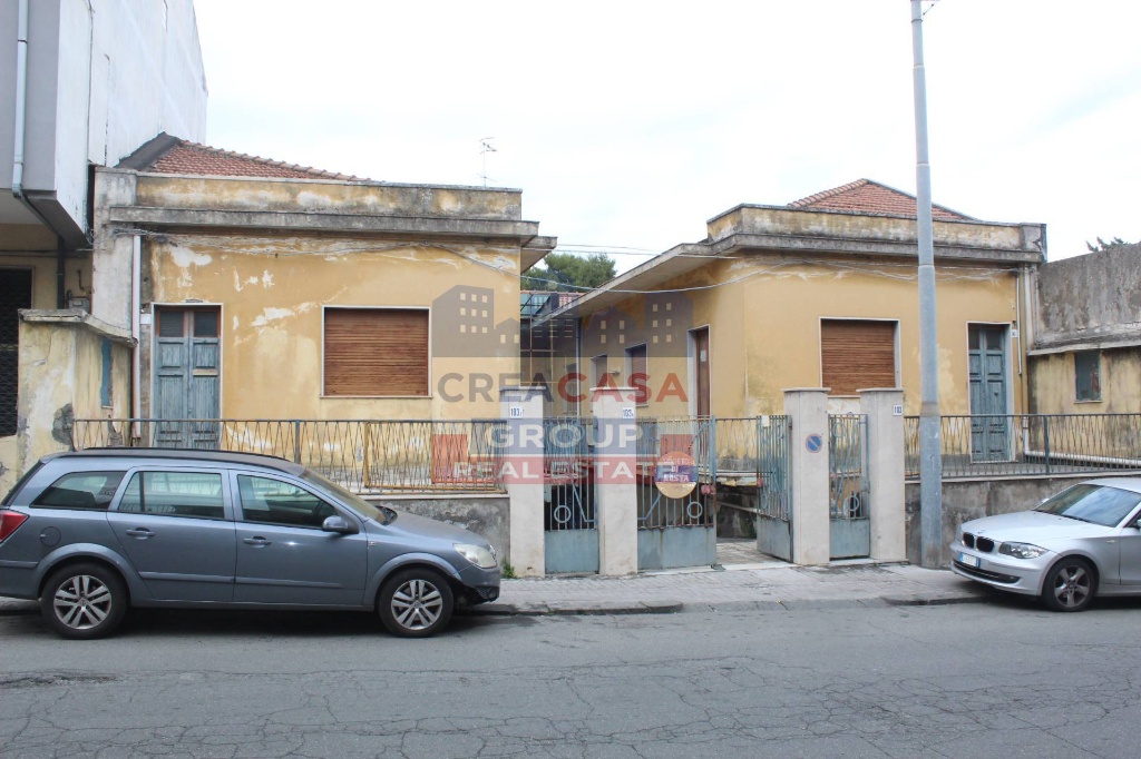 Casa indipendente in Via Etna, Riposto, 18 locali, 4 bagni, con box