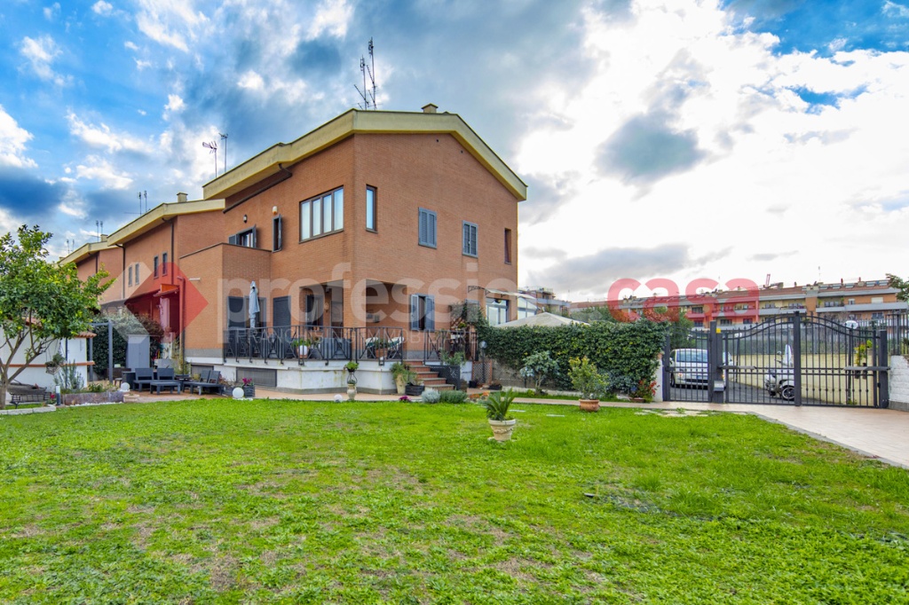 Villa a schiera in Via Francesco Aquilanti 30, Roma, 5 locali, 3 bagni