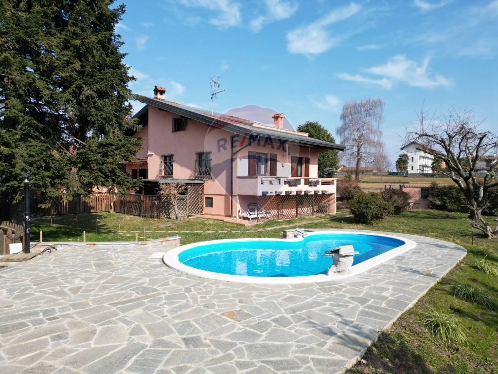 Villa a Borgo Ticino, 6 locali, 3 bagni, giardino privato, con box