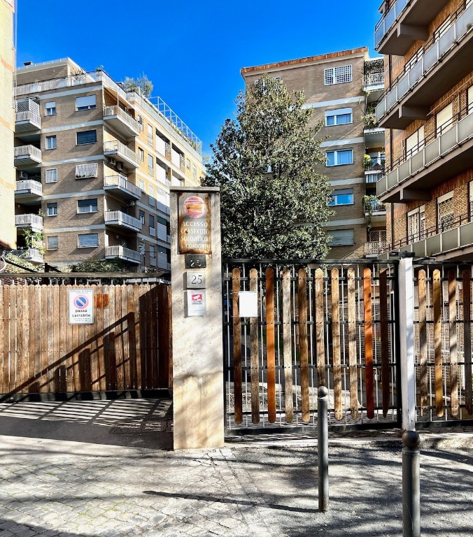 Quadrilocale in Via Asmara, Roma, giardino in comune, con box, 110 m²