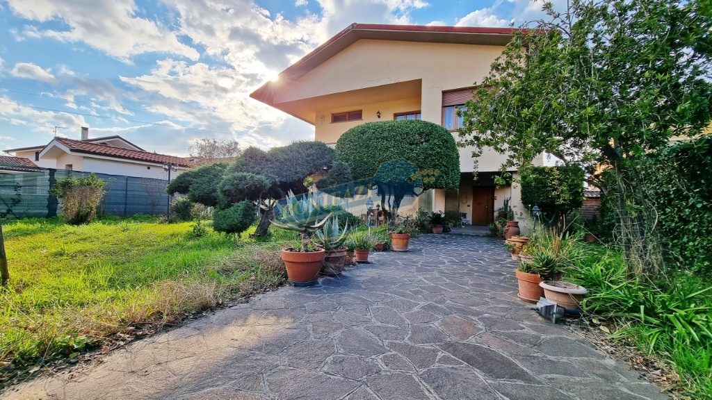 Villa a Massarosa, 5 locali, 1 bagno, giardino privato, 120 m²