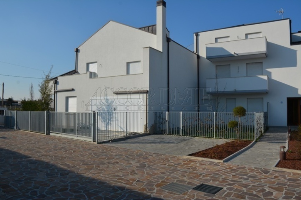 Villa a Padova, 6 locali, 3 bagni, giardino privato, garage, 213 m²