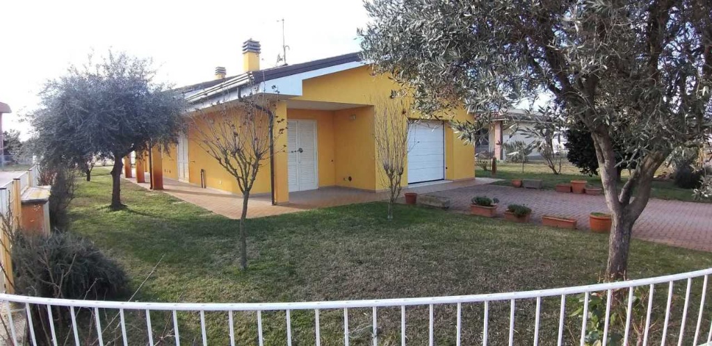 Villa singola in Via Ravenna 84, Bellaria-Igea Marina, 7 locali