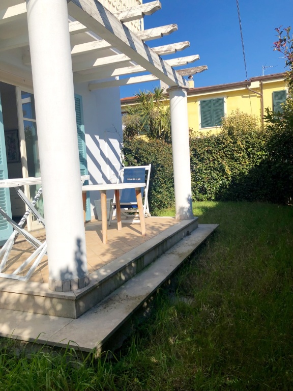 Casa semindipendente ad Ameglia, 5 locali, giardino privato, 136 m²