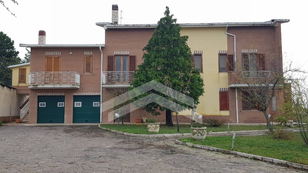 Villa singola in C.da Colle delle Api, Campobasso, 8 locali, 5 bagni