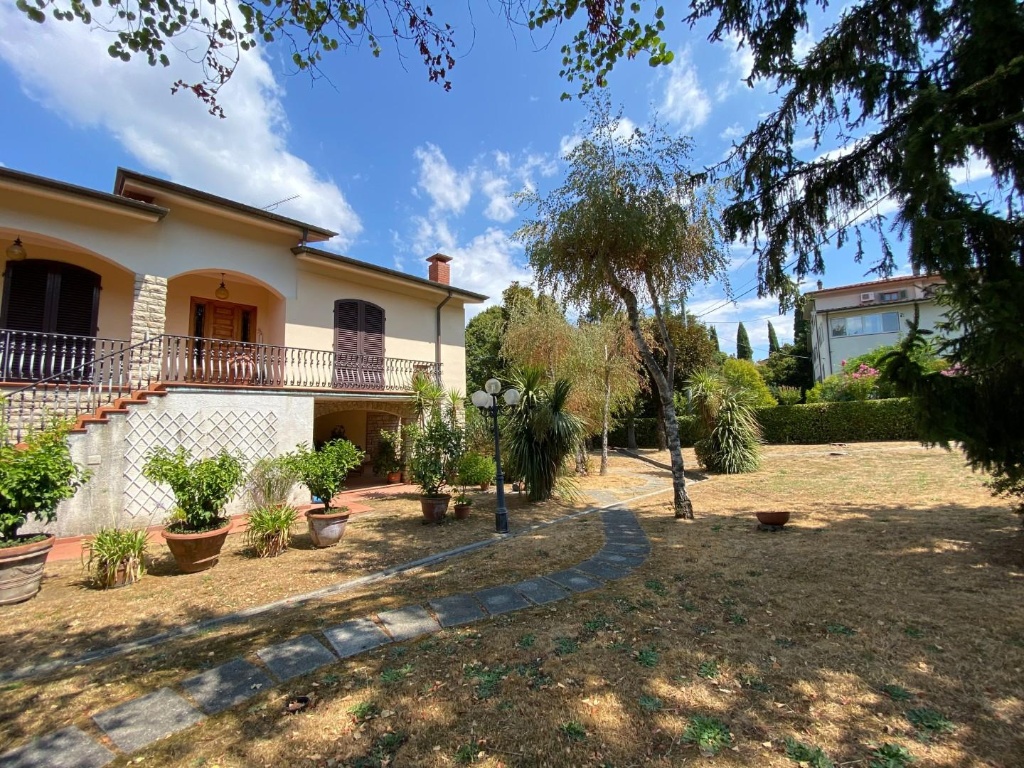 Villa a Capannori, 12 locali, 4 bagni, giardino privato, posto auto