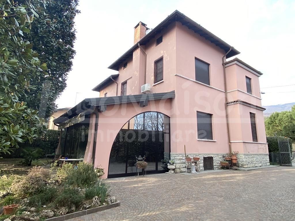 Villa a Gavirate, 6 locali, 2 bagni, con box, 310 m², multilivello