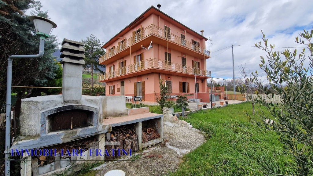 Casa indipendente a Civitella del Tronto, 16 locali, 3 bagni, arredato