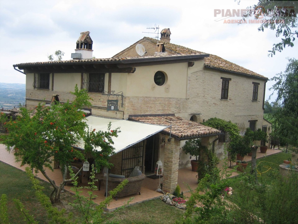Casa indipendente ad Ancarano, 9 locali, 3 bagni, giardino privato