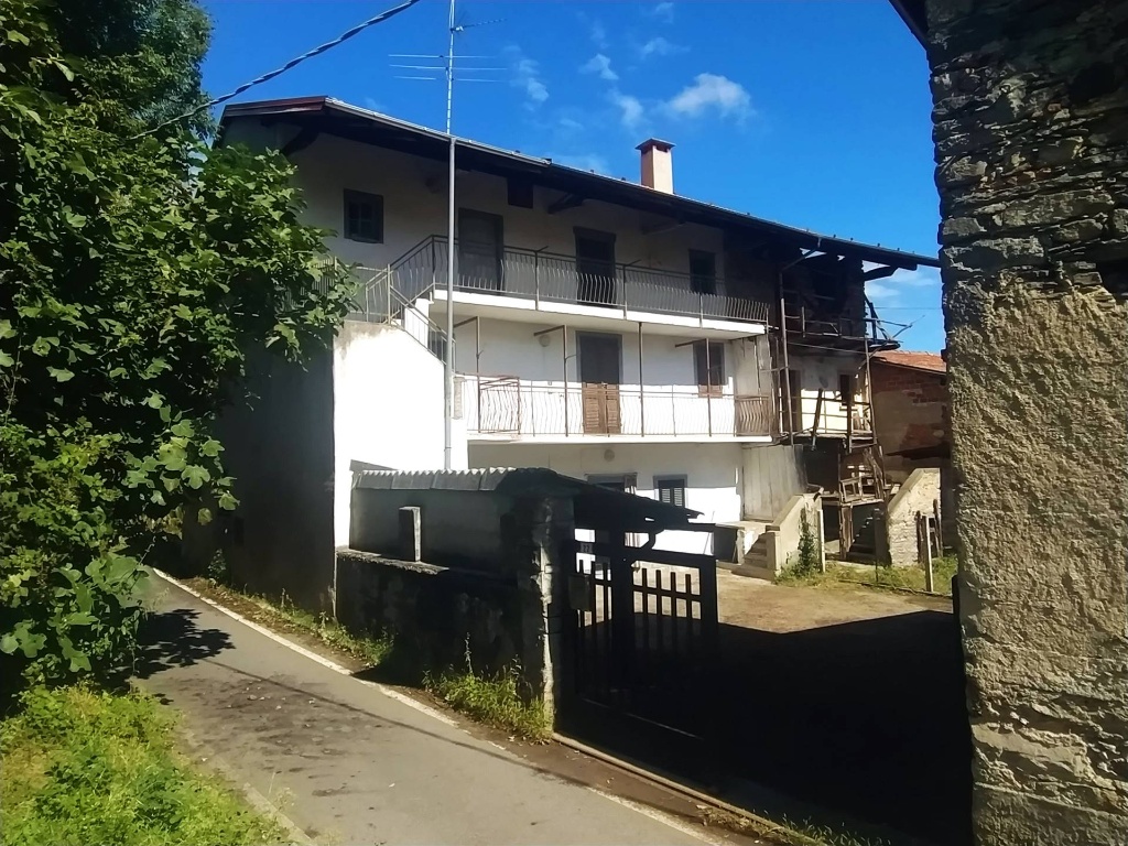 Casa indipendente a Invorio, 11 locali, 1 bagno, posto auto, 191 m²
