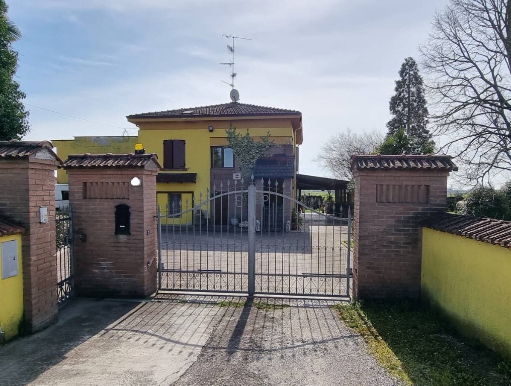 Casa indipendente in VIA PER SAN ROCCO, Cadelbosco di Sopra, 7 locali
