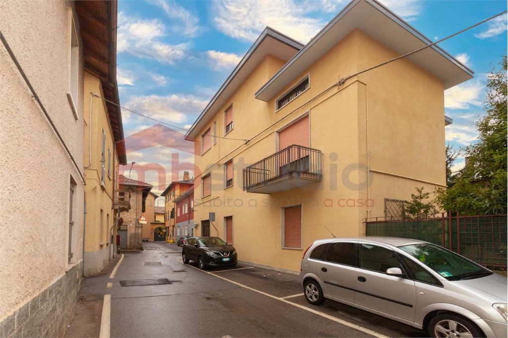 Palazzo in Via IV Novembre, Lonate Ceppino, 11 locali, 7 bagni, garage