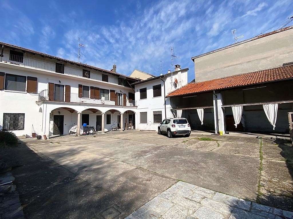 Casa indipendente a Novara, 5 locali, 3 bagni, 193 m², buono stato