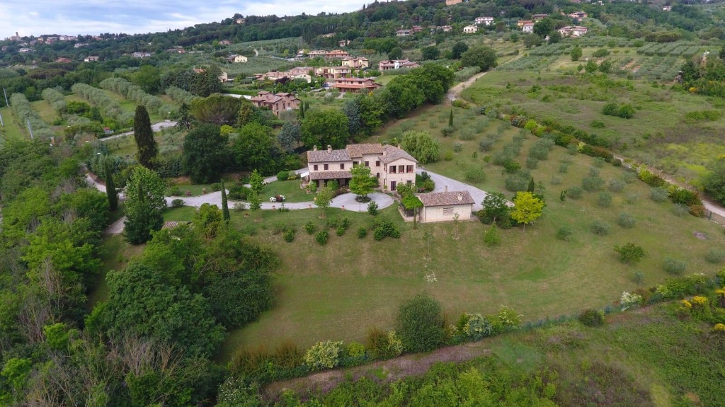 Villa singola a Perugia, 10 locali, 4 bagni, giardino privato, 615 m²
