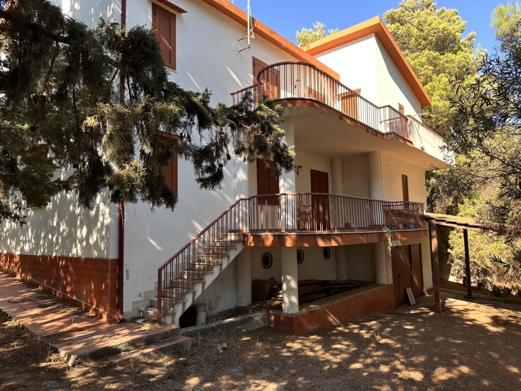 Villa a Catanzaro, 8 locali, 3 bagni, giardino privato, garage, 330 m²