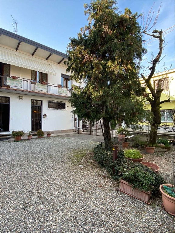 Casa indipendente in Via Piave, Vergiate, 8 locali, 1 bagno, garage
