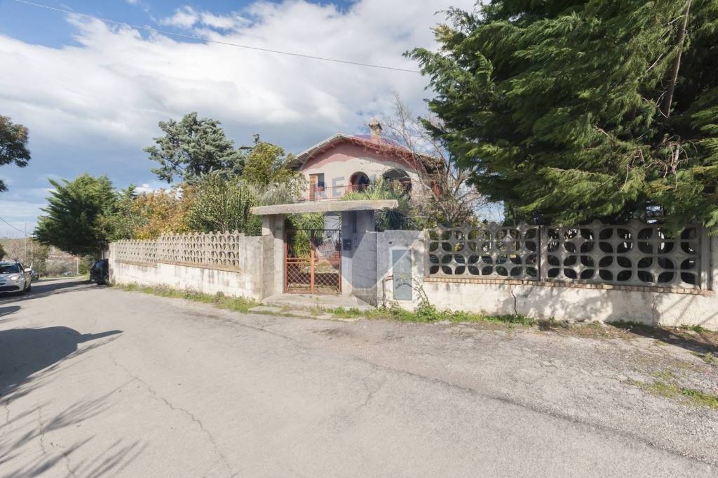 Casa indipendente in VIA GRAN SASSO, Cepagatti, 8 locali, 2 bagni