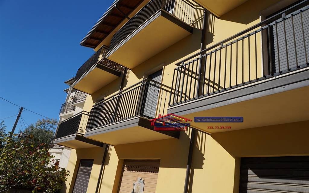 Appartamento a Rovito, 6 locali, 1 bagno, posto auto, 170 m², 1° piano