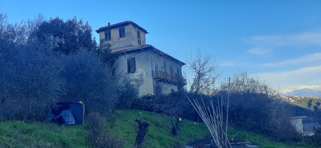 Casa indipendente a La Spezia, 13 locali, 300 m², da ristrutturare
