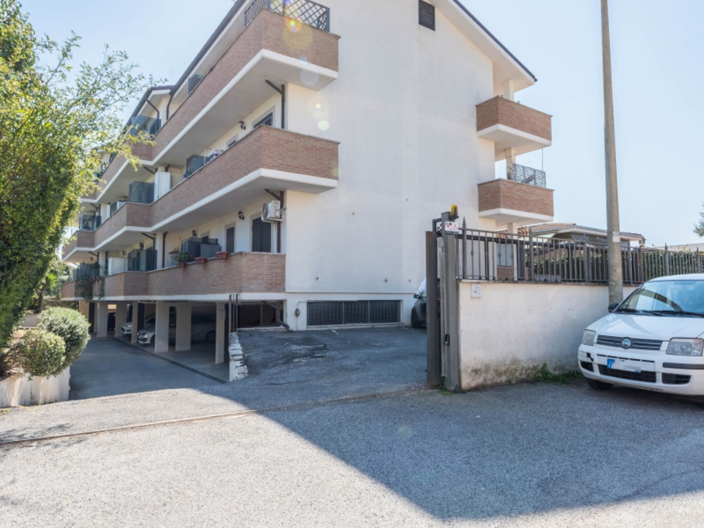 Appartamento in Via Caines, Roma, 1 bagno, giardino in comune, 50 m²