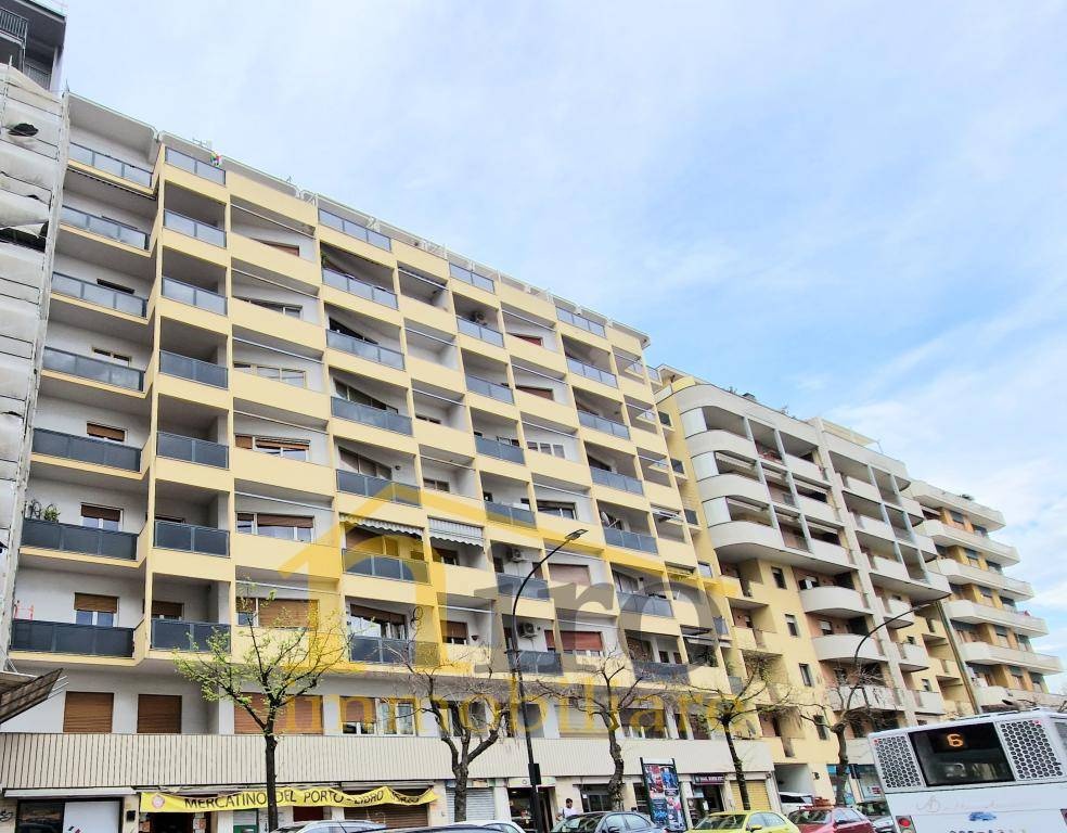 Appartamento in Viale Gabriele D'annunzio, Pescara, 5 locali, 1 bagno