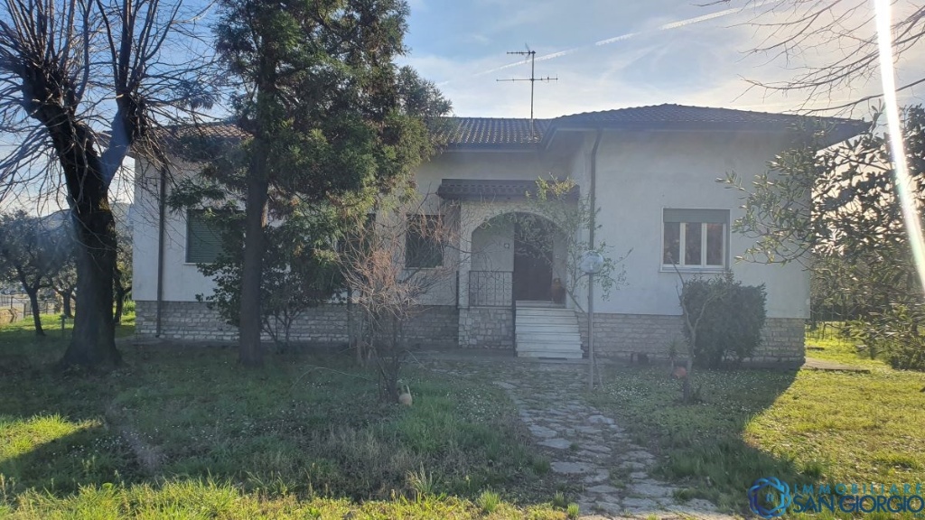 Villa a Sarzana, 9 locali, 2 bagni, giardino privato, garage, 140 m²