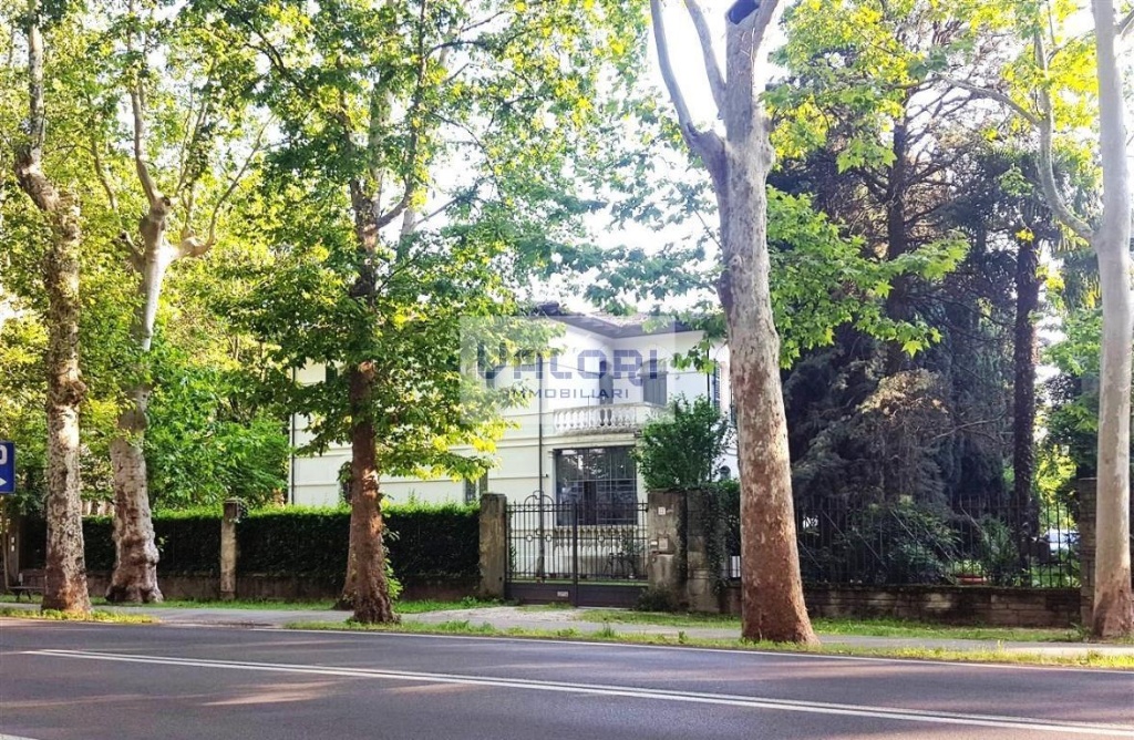 Casa indipendente in VIALE STRADONE, Faenza, 8 locali, 4 bagni, 472 m²