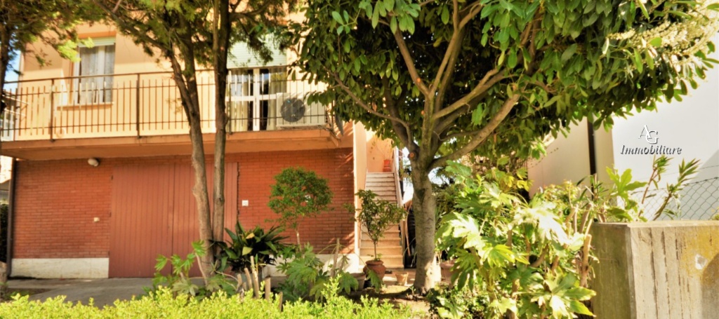 Casa indipendente a Ravenna, 5 locali, 2 bagni, posto auto, 150 m²
