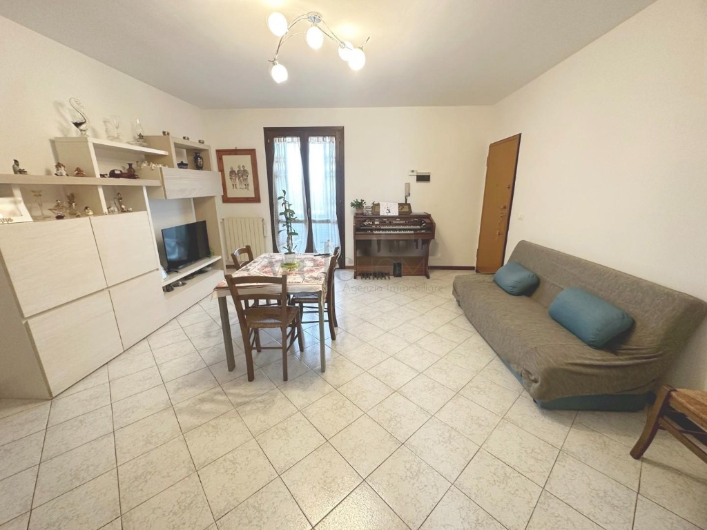Appartamento a Prato, 5 locali, 2 bagni, posto auto, 90 m², 2° piano