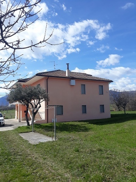 Casa indipendente a Filetto, 7 locali, 2 bagni, garage, 230 m², camino
