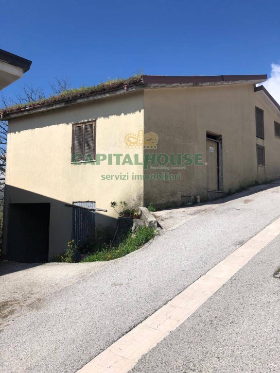 Casa semindipendente a Capriglia Irpina, 6 locali, 2 bagni, con box
