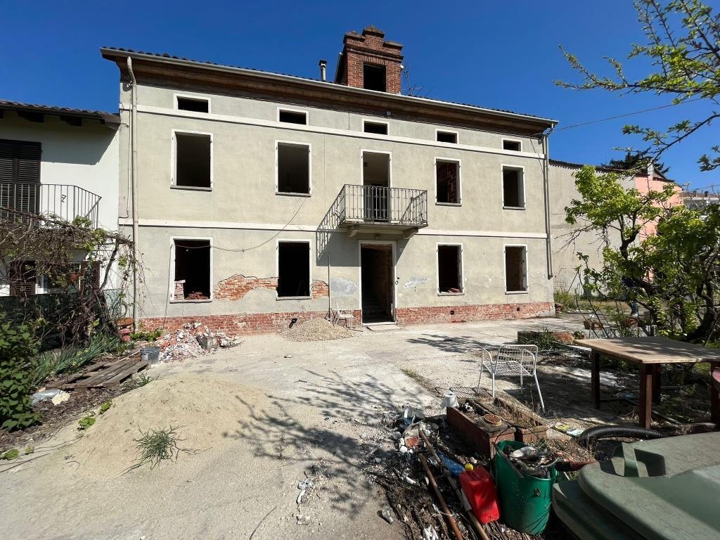 Casa semindipendente in Via Trieste, Asti, 4 locali, 2 bagni, con box