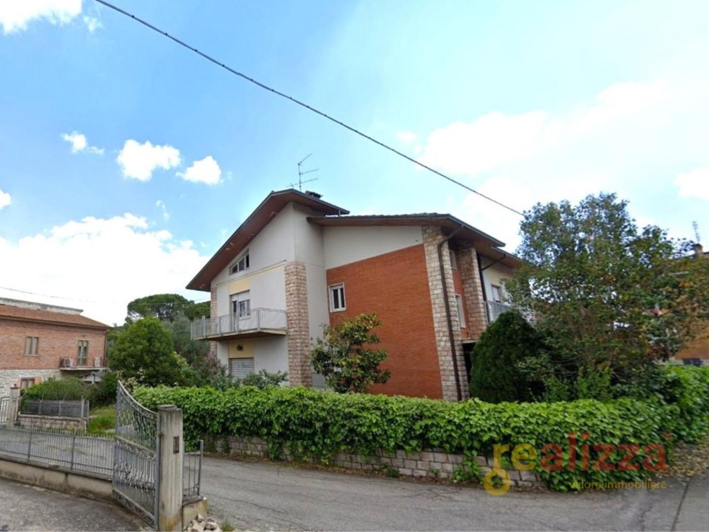 Casa singola a Perugia, 5 locali, 2 bagni, giardino privato, 252 m²