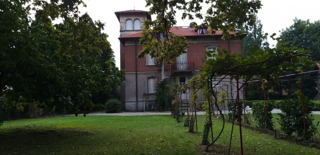 Villa a Vedano Olona, 6 locali, giardino privato, con box, 600 m²