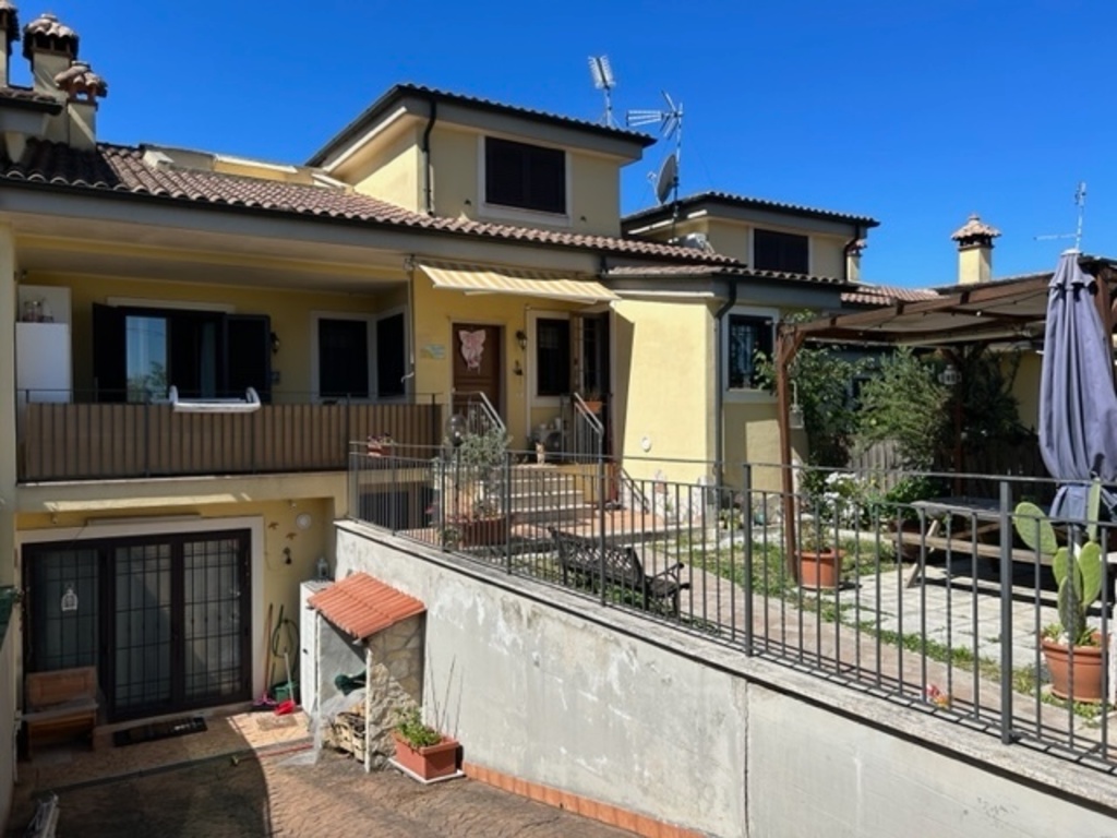 Villa a schiera in Via Appiano 6, Guidonia Montecelio, 5 locali
