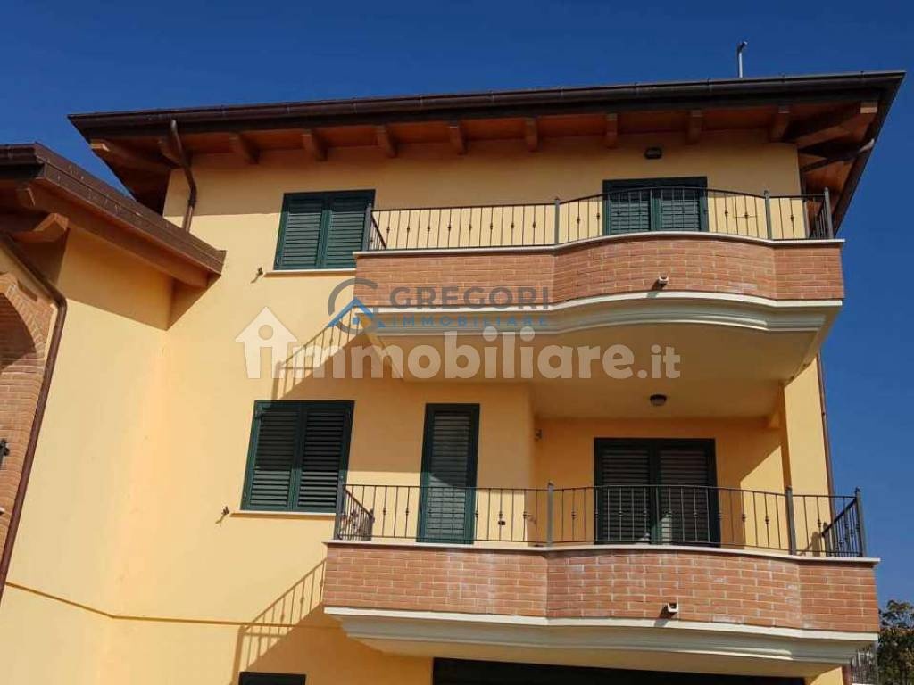 Villa a schiera in Via dei Mandorli, Colonnella, 8 locali, 4 bagni