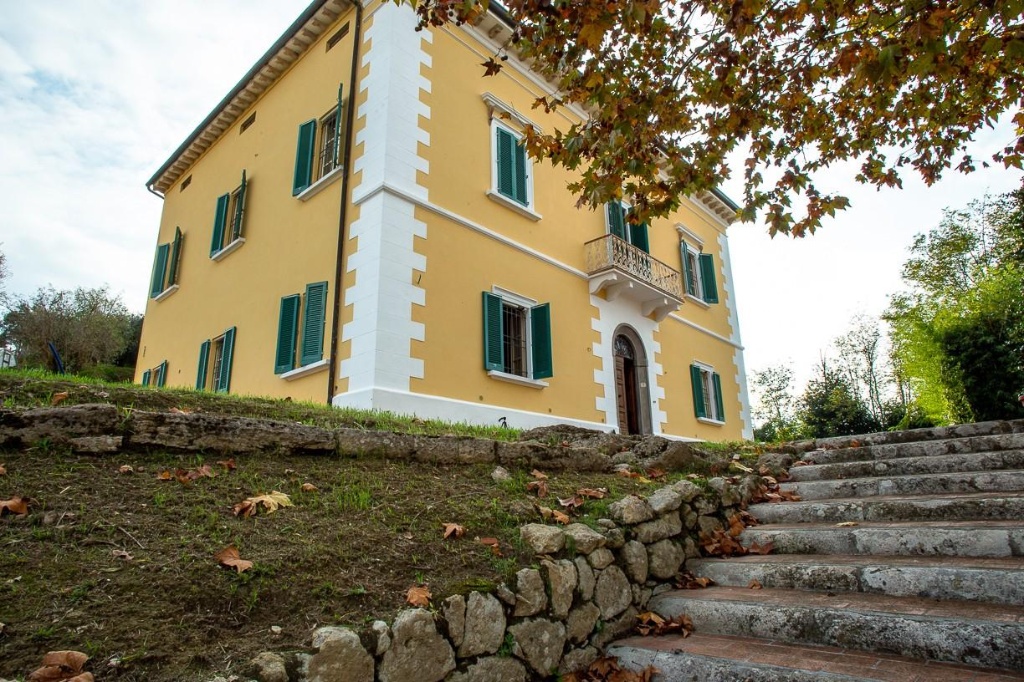 Palazzo storico a Pisa, 17 locali, 4 bagni, giardino privato, 650 m²